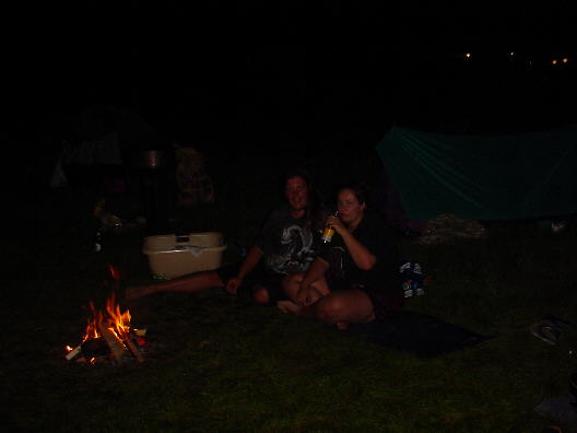 Chrall und Toady am Lagerfeuer