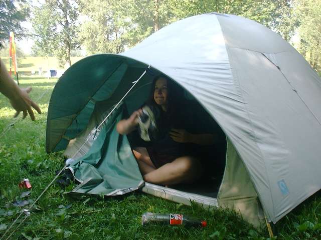Toady verteidigt ihr Zelt.