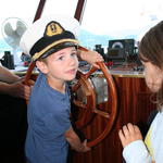 Kinder steuern unser Ausflugsschiff...