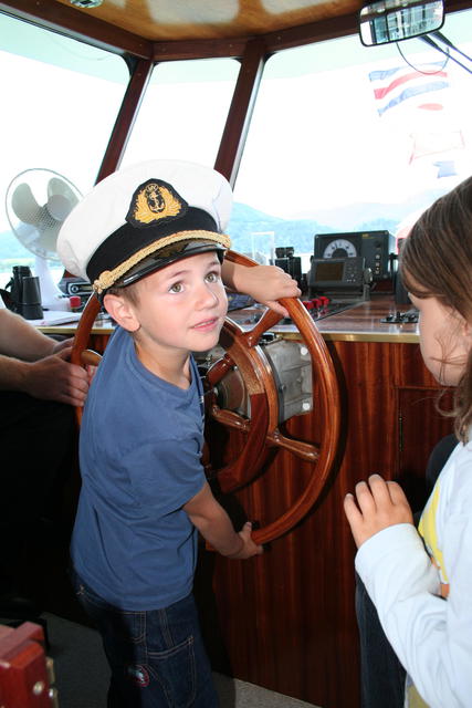 Kinder steuern unser Ausflugsschiff...