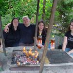 Gruppenkuscheln mit Pina, Gralkor, Lori und Llyra beim Grillen