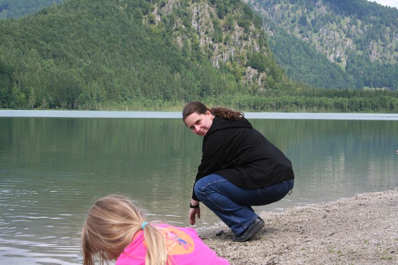 Kati: Schau Tamara Fische!
Tamara: Ich sammel lieber Steine!