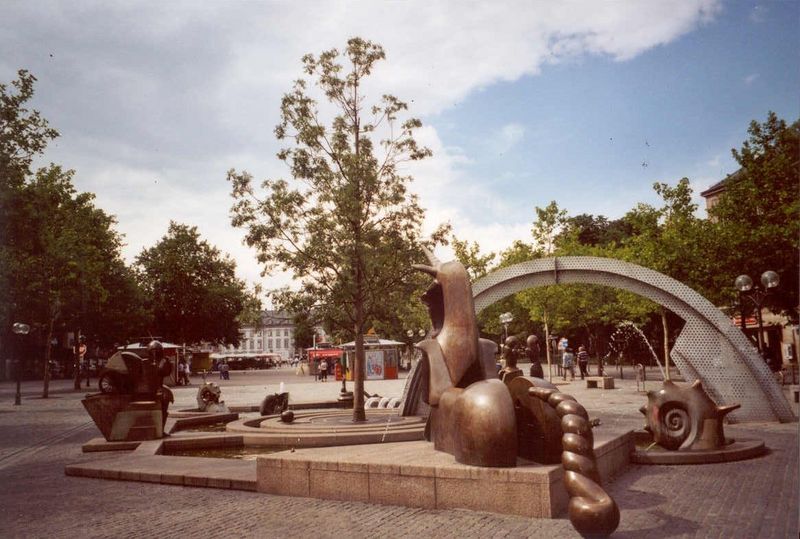 Kuschels erster Halt auf der Fahrt zum Tametreffen:
F&uuml;rth, Figurenbrunnen am Max-Grundig-Platz
