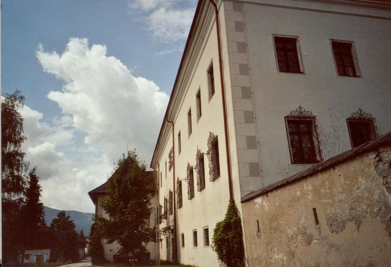 Schlossmuseum Scharnstein mit Panzer im Hintergrund
