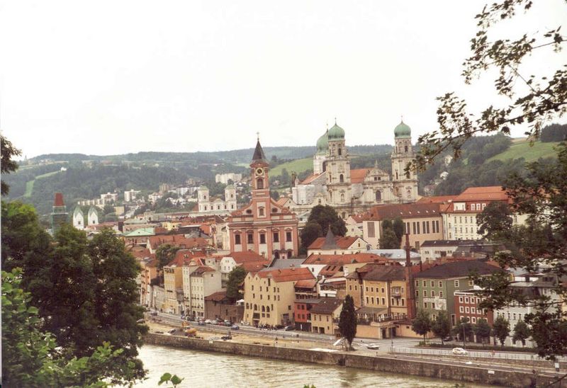 Blick &uuml;ber Donau auf Passau herab