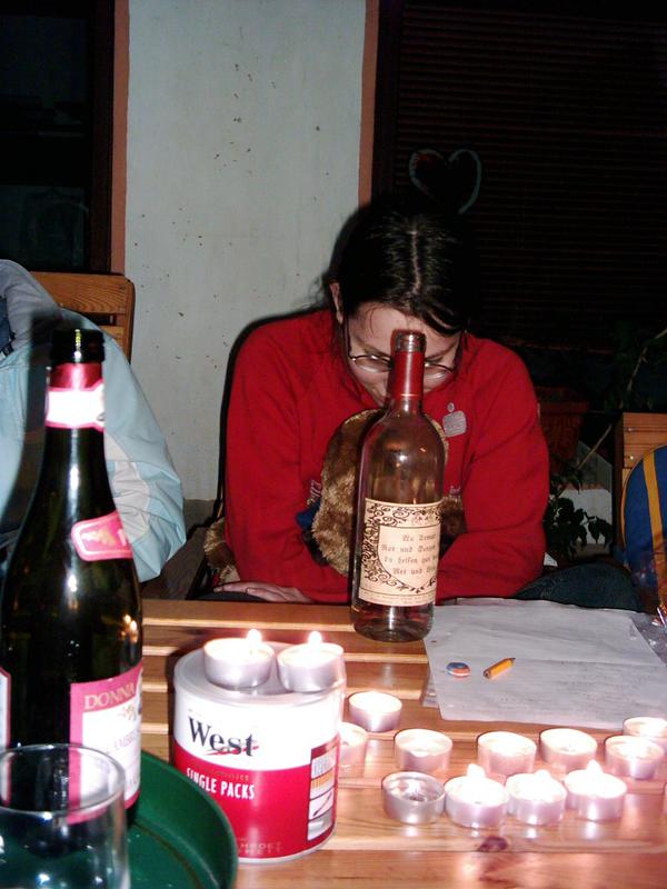 Nekura und eine Flasche Alkohol (Nekura hinten)